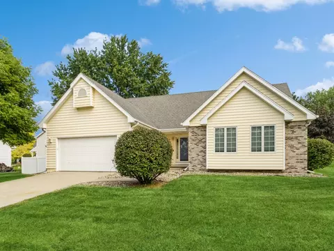 8822 Luin Dr, Clive, IA 50325