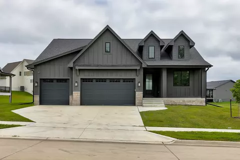 4009 NW 181st St, Clive, IA 50325