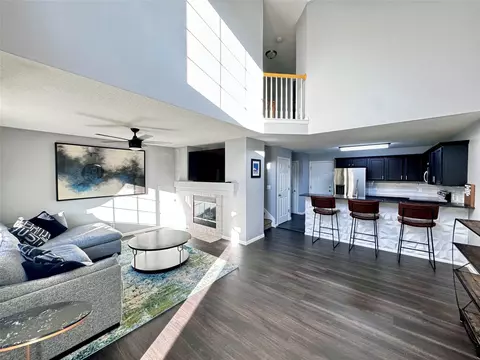 15423 Walnut Hills Dr, Urbandale, IA 50323