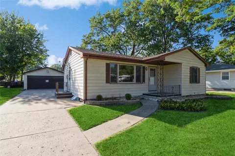605 N 6th St Pl, Indianola, IA 50125