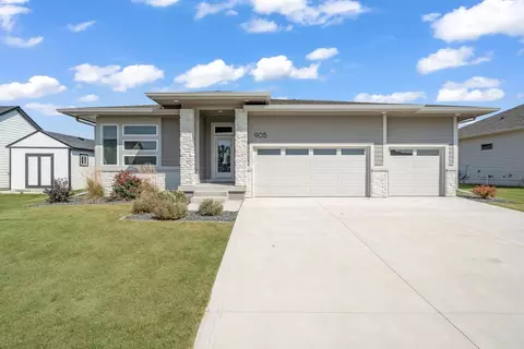 905 NE 12th St, Grimes, IA 50111