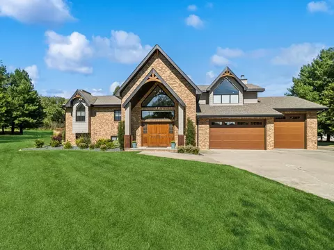 1295 S Willow Cir, West Des Moines, IA 50266