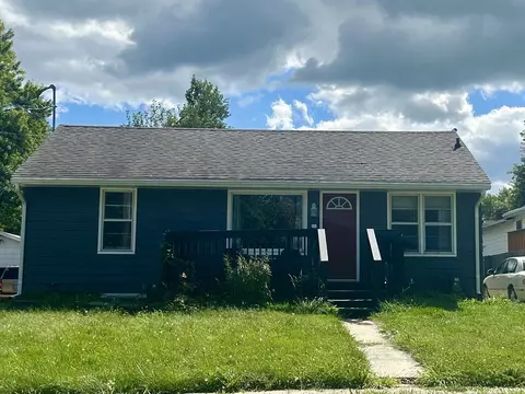 715 W Clinton Ave, Indianola, IA 50125