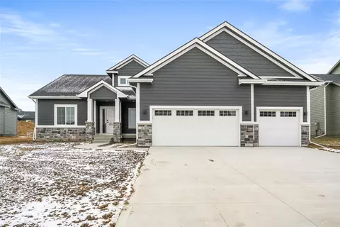 2352 Green Leaf Cir, Norwalk, IA 50211