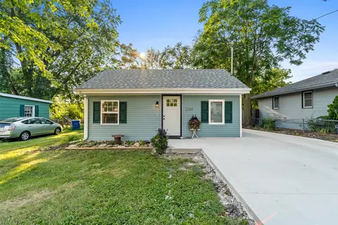 2348 E 38th St, Des Moines, IA 50317