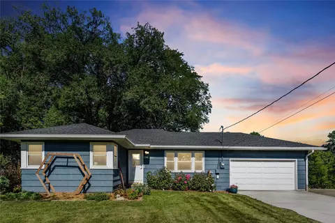 2916 87th Ct, Urbandale, IA 50322
