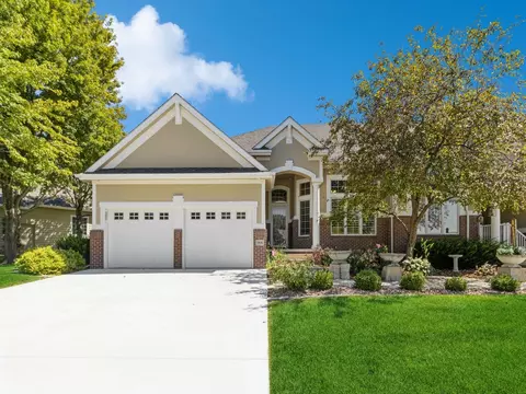 906 Burr Oaks Dr, West Des Moines, IA 50266