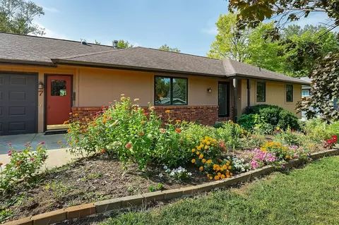 7 Independence St, Pella, IA 50219