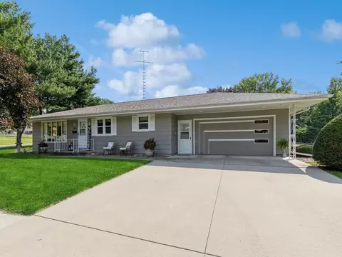 801 S 5th St, Knoxville, IA 50138