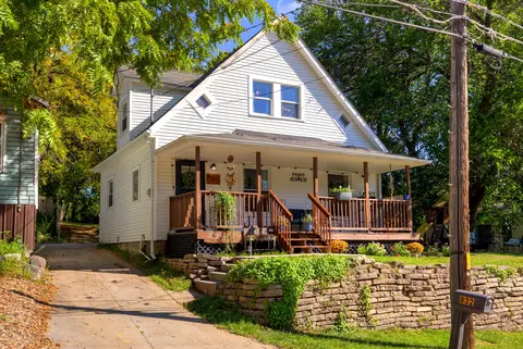 832 Pioneer Rd, Des Moines, IA 50315
