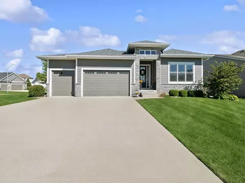 831 63rd St, West Des Moines, IA 50266
