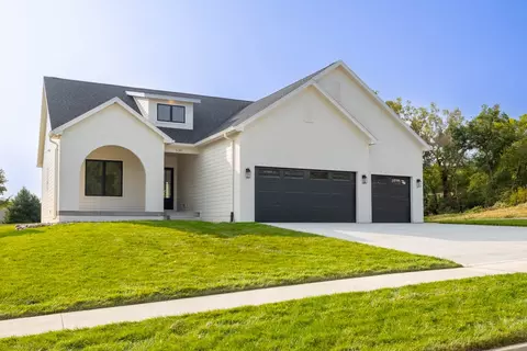 5381 Carter Ct, Johnston, IA 50131