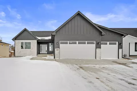 300 NW Red Oak Dr, Waukee, IA 50263