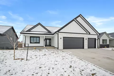 310 NW Red Oak Dr, Waukee, IA 50263