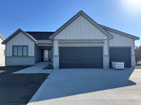 320 NW Red Oak Dr, Waukee, IA 50263