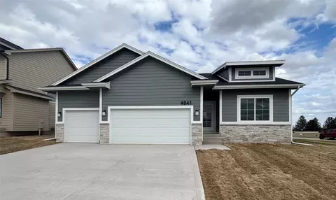 4641 177th St, Urbandale, IA 50323