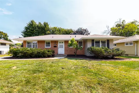 3817 82nd St, Urbandale, IA 50322