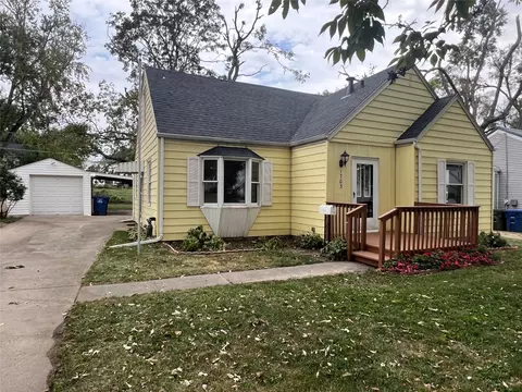 1703 59th St, Des Moines, IA 50322