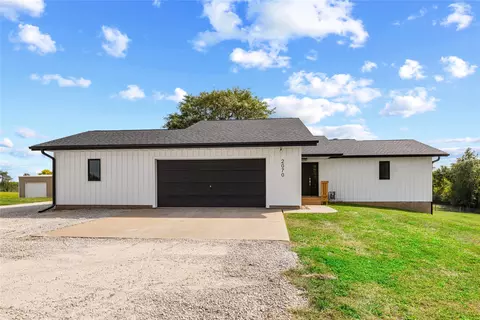 2070 Idaho Dr, Pella, IA 50219