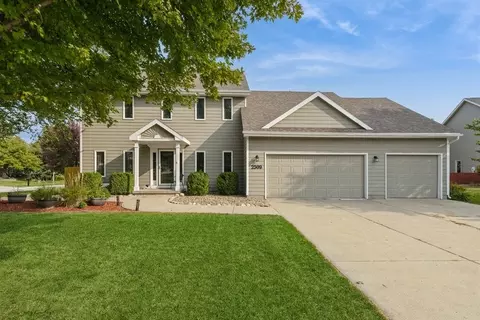 2509 Country Side Cir, West Des Moines, IA 50265