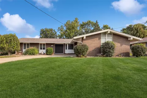 7217 Bryn Mawr Dr, Urbandale, IA 50322