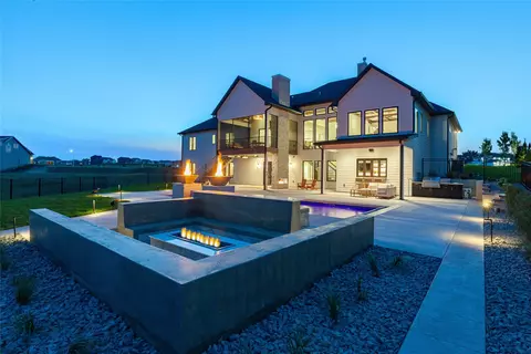 18264 Valleyview Cir, Clive, IA 50325