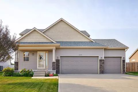 426 Oak Tree Dr, Winterset, IA 50273