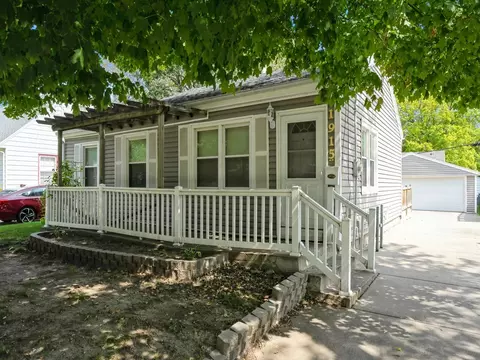 1915 52nd St, Des Moines, IA 50310