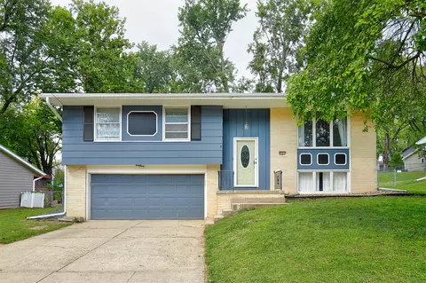 8501 Ridgemont Dr, Urbandale, IA 50322