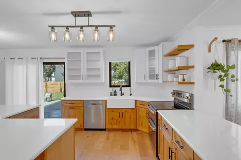 8109 Sharon Dr, Urbandale, IA 50322