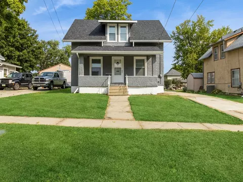 516 S 4th Ave E, Newton, IA 50208
