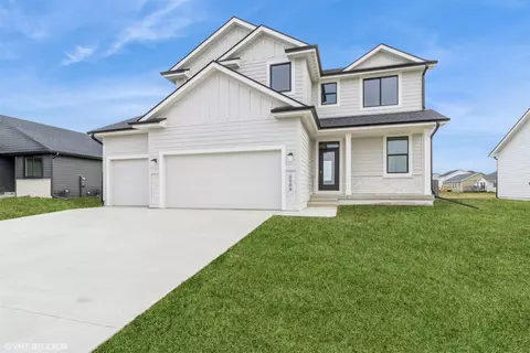 1109 Mulberry Dr NW, Bondurant, IA 50035
