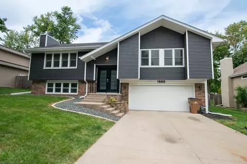 1660 NW 99th Ct, Clive, IA 50325