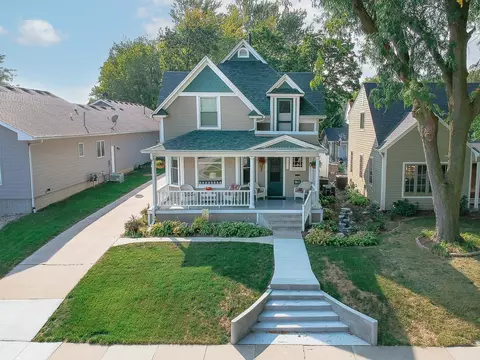 911 E 1st St, Pella, IA 50219