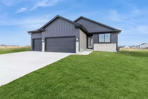 1113 Mulberry Dr NW, Bondurant, IA 50035