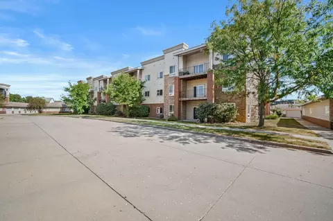 6350 Coachlight Dr #3102, West Des Moines, IA 50266