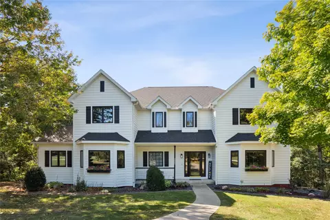 1043 210th Pl, Pella, IA 50219
