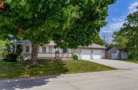 400 E 27th St S, Newton, IA 50208