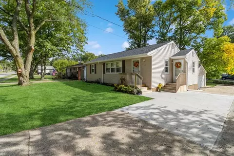 7391 Southview Dr, Des Moines, IA 50315