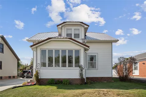 909 Washington St, Pella, IA 50219