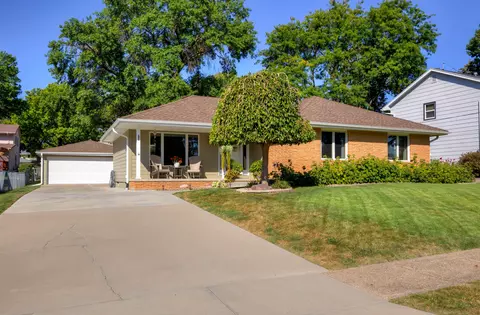 4120 73rd Pl, Urbandale, IA 50322