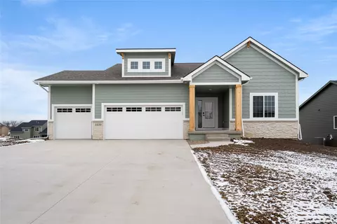 2220 Green Leaf Cir, Norwalk, IA 50211