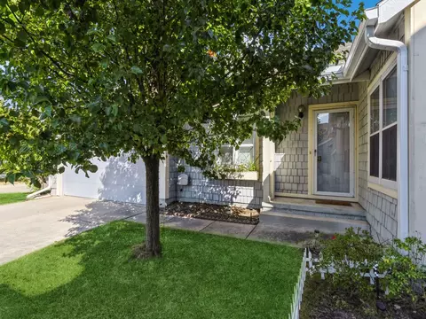 8100 Cobblestone Rd, Urbandale, IA 50322