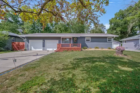 7320 Southview Dr, Des Moines, IA 50315