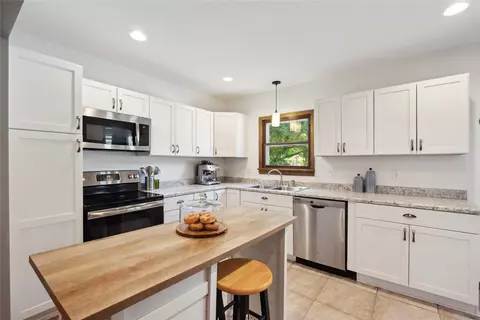 1689 Northwest Dr, Des Moines, IA 50310