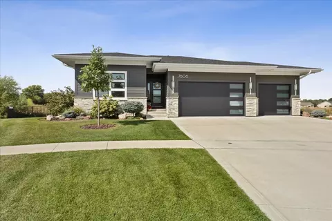 7606 NW 95th Ct, Johnston, IA 50131