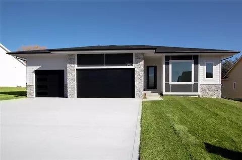 2925 NE Brentwood Cir, Grimes, IA 50111