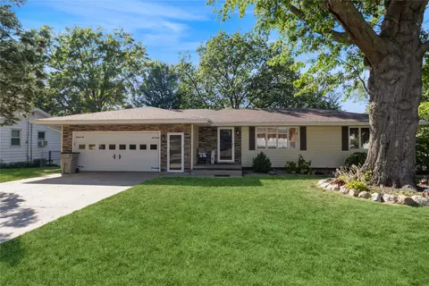 201 N Sunset Dr, Pleasantville, IA 50225