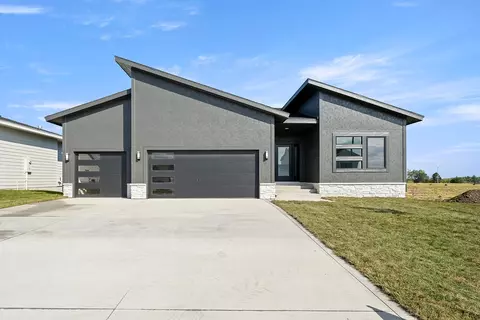4653 179th St, Urbandale, IA 50323