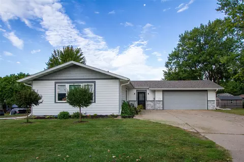 300 Pine Dr, Pella, IA 50219